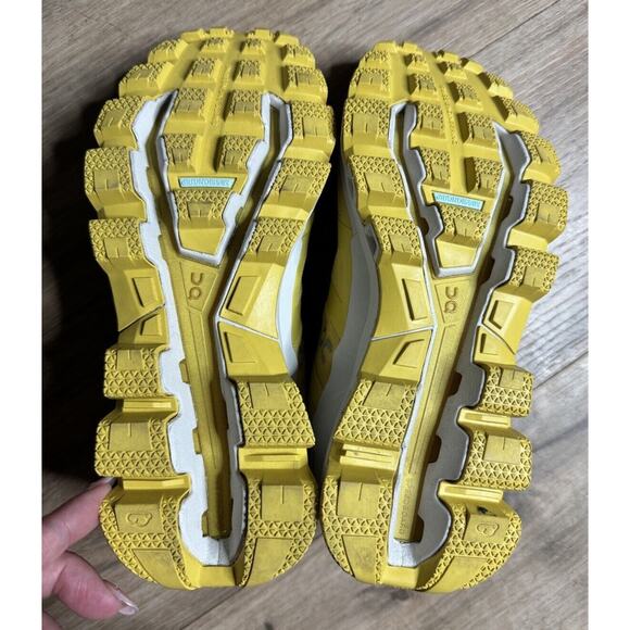 Mint! ON Cloud Cloudventure Waterproof Yellow/Pearl Women's Sz 8.5 *SMALL FIT** - Picture 3 of 10